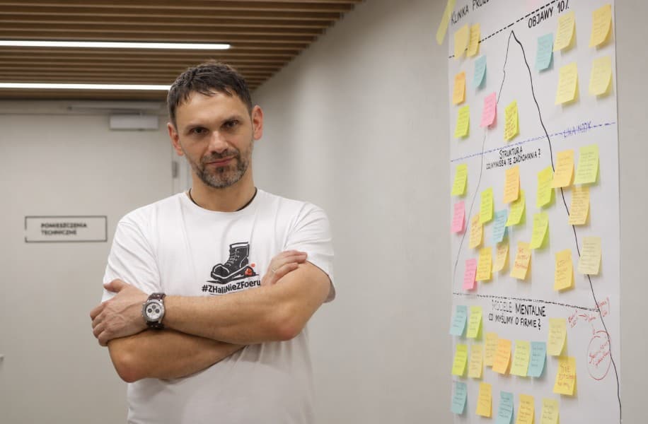 Krzysztof Skrzypczak przy ścianie Kliniki Procesowej z Górą Lodową: objawy, struktura, założenia